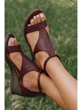 Journee Collection Trayle Wedge Sandals Wine Womens Size 10 NWOB Caged Zip